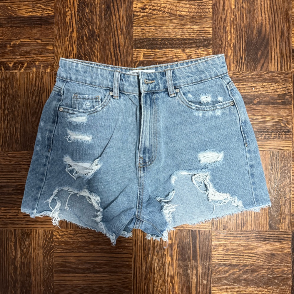 URBAN PLANET JEAN SHORTS MOM STYLE SIZE 03 LIGHT WASH WITH RIPS